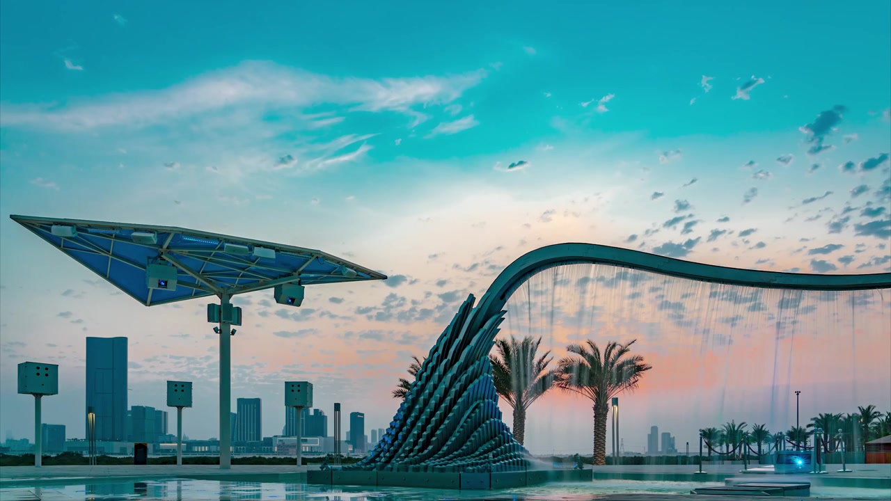 Timelapse di una vista incantevole in un parco centrale di Reem ad Abu Dhabi con il tramonto e nuvole in movimento.