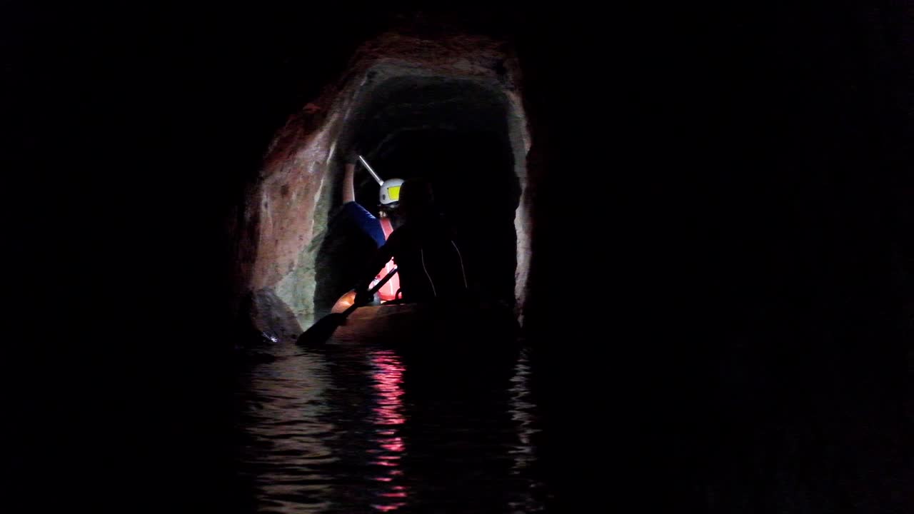 kayak en cuevas subterráneas en eslovenia