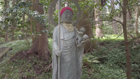 Shinto-buddhistische-Statue-Im-Japanischen-Garten-Tentokuji,-Wakasa-Uriwari-Meisui-Park