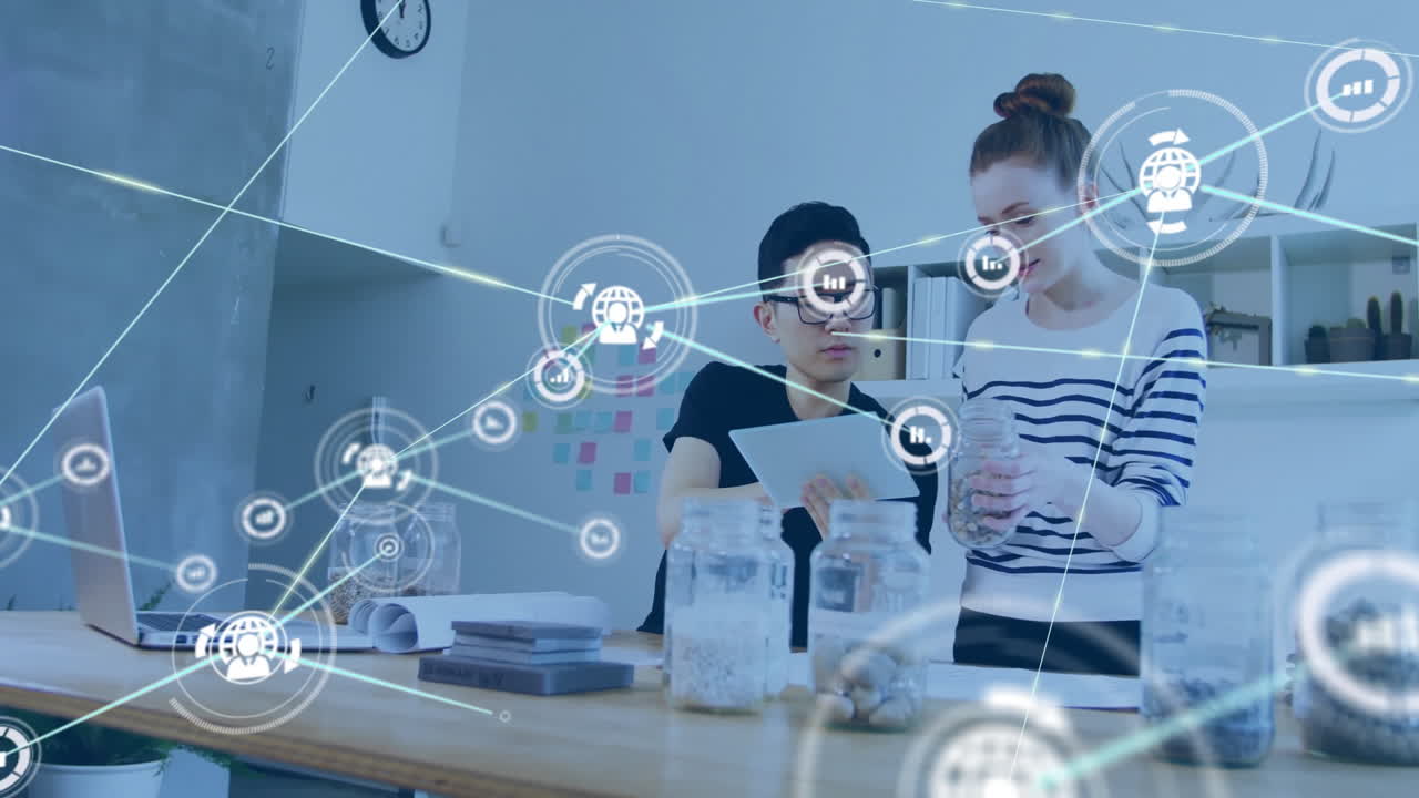 animación de la red de conexiones con personas iconos sobre diversas personas de negocios con tabletas