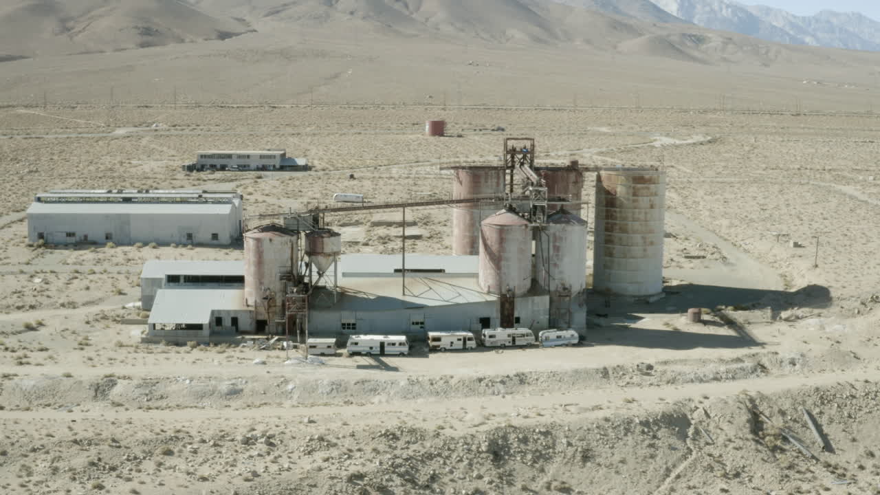 vuelo alrededor de la antigua fábrica en el desierto de mojave