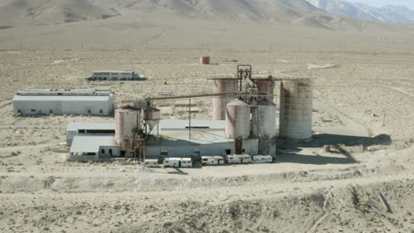 Vuelo-Alrededor-De-La-Antigua-Fábrica-En-El-Desierto-De-Mojave