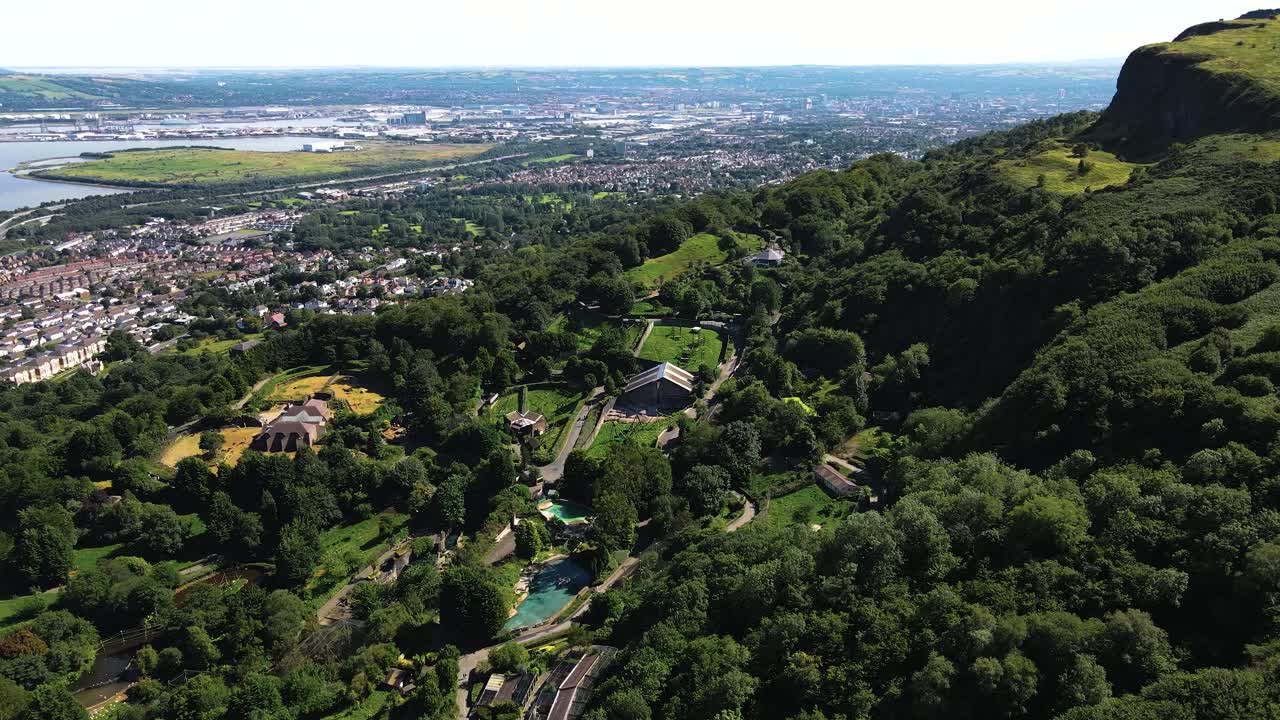 도시를 배경으로 벨파스트 동물원의 기울어진 조감도