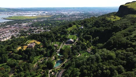 Neigbare-Luftaufnahme-Des-Belfast-Zoo-Mit-Stadtkulisse