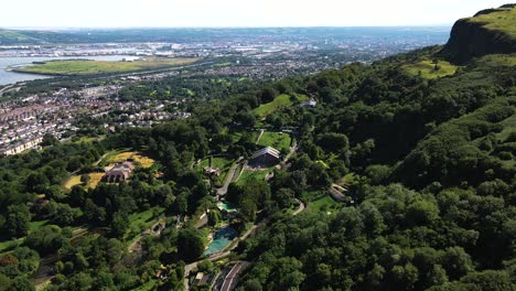inclinación de la vista aérea del zoológico de belfast con el telón de fondo de la ciudad