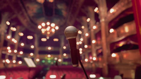 micrófono en un gran teatro de la ópera