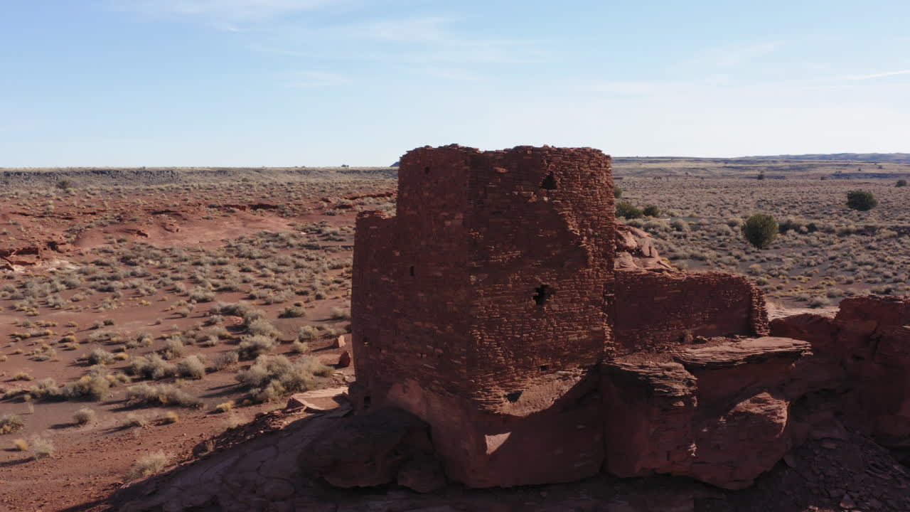 pedestal con ruinas antiguas del pueblo de wukoki en el desierto