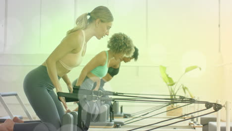 hacer ejercicio en máquinas de reforme, mujeres haciendo entrenamiento de fitness en el fondo del gimnasio