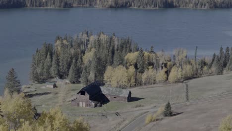 La-Joya-Del-Otoño-De-Cariboo:-El-Lago-Lac-De-Roches-Bañado-Por-La-Luz-Del-Sol-De-Otoño