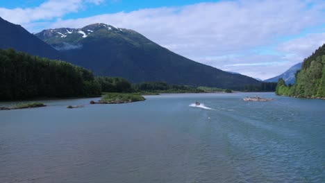 un bote a reacción navegando por un río en el norte de la columbia británica, canadá