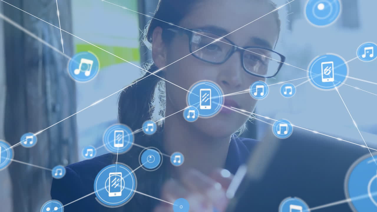 animación de la red de conexiones con íconos de la música sobre mujer biracial con tableta