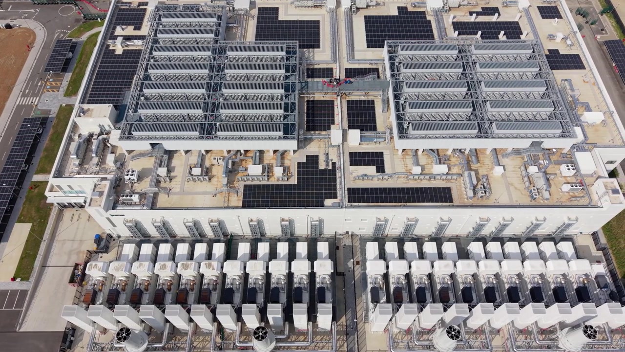 Veduta aerea di un grande campus di data center nell'Italia settentrionale, che rappresenta la moderna infrastruttura digitale, il cloud computing, i servizi tecnologici e la crescente domanda di strutture sicure a supporto
