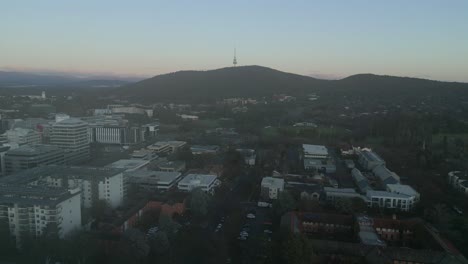 Vista-Aérea-De-La-Mañana-Nublada-En-Canberra-City-Cbd-Con-La-Vista-De-La-Torre-Telstra-En-El-Horizonte-De-Fondo