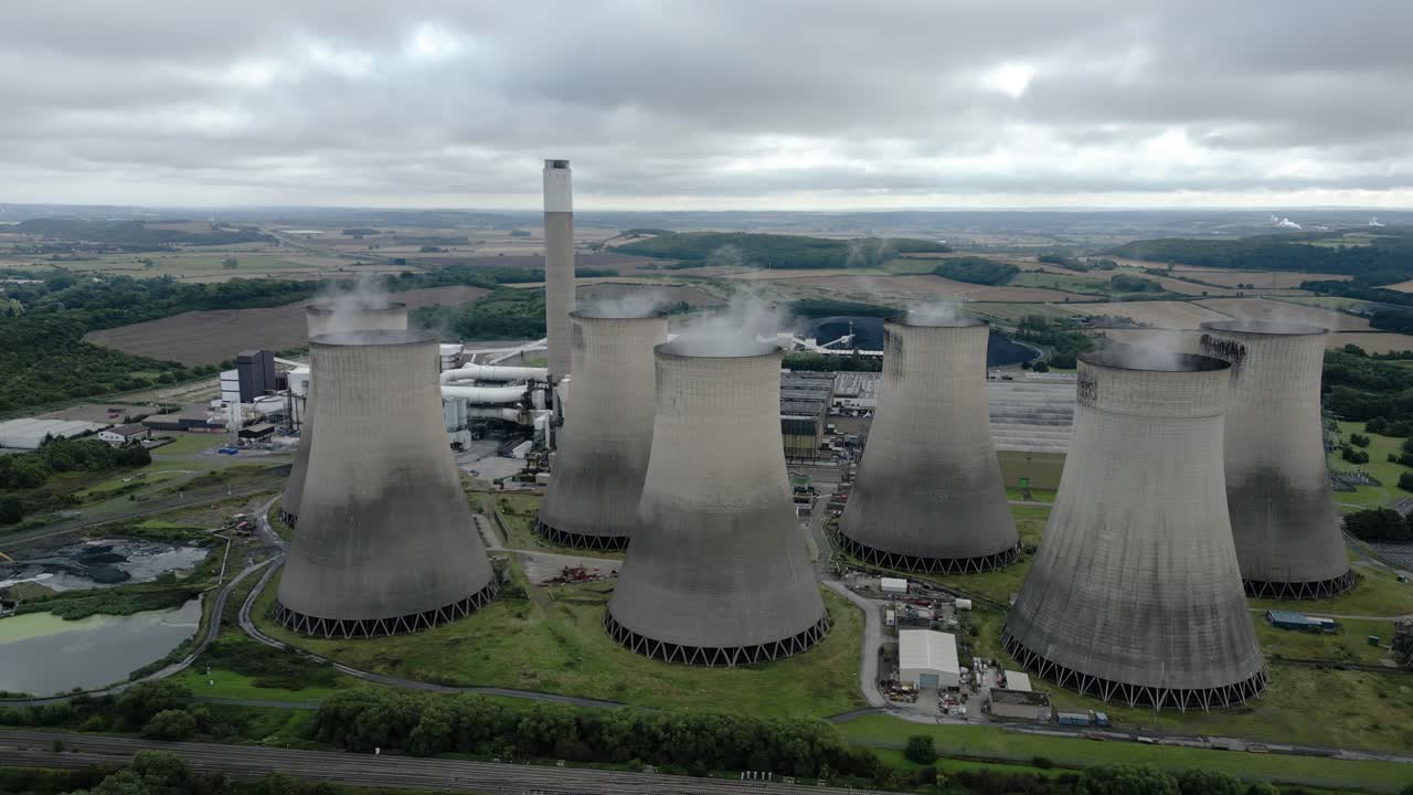 la planta de energía nuclear de ratcliffe-on-soar, vista aérea de las torres de refrigeración en órbita en el campo de nottingham