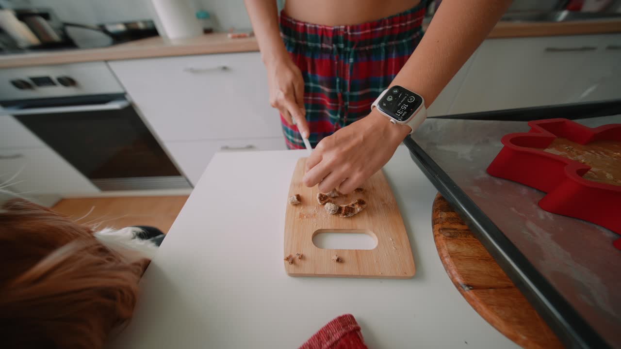preparando comida en la cocina