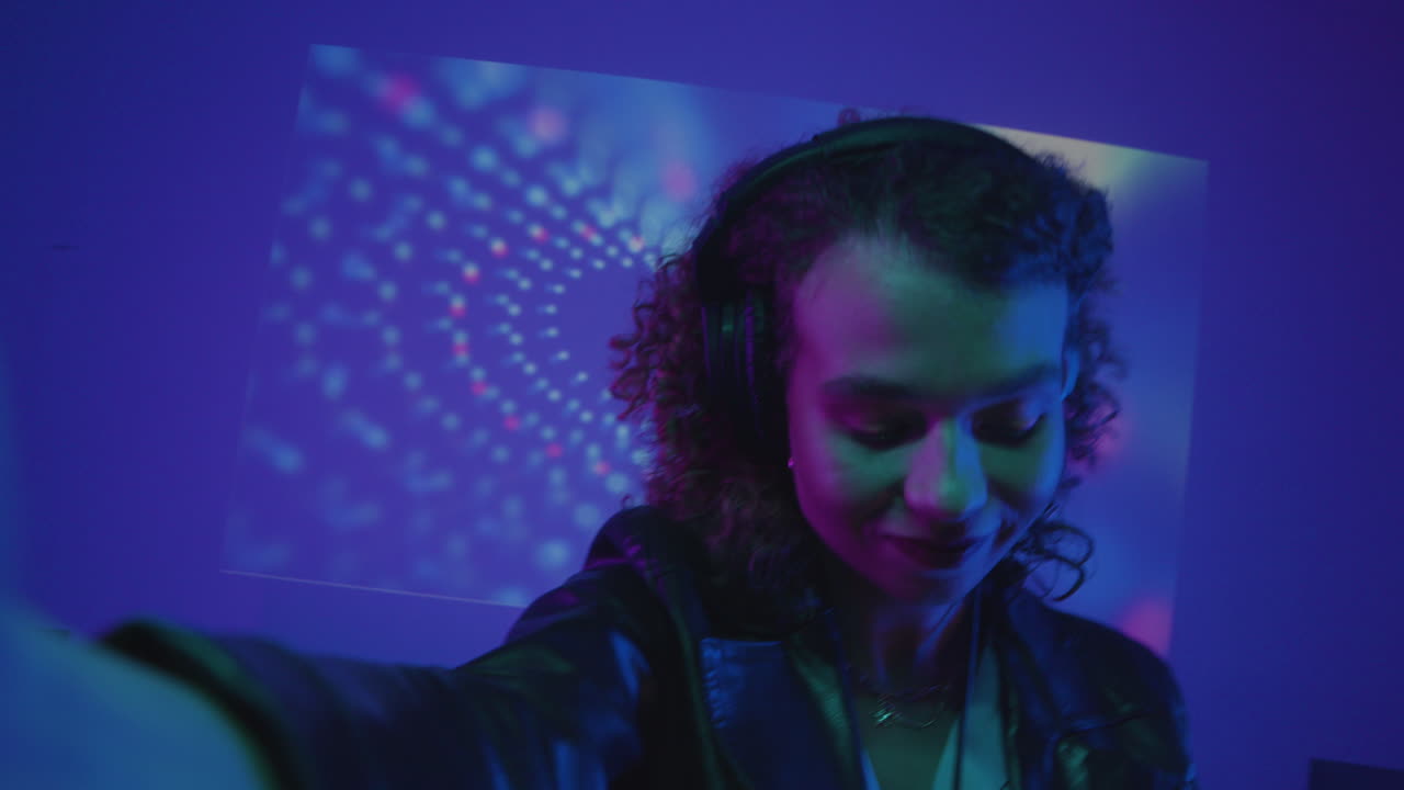 dj bailando con la música