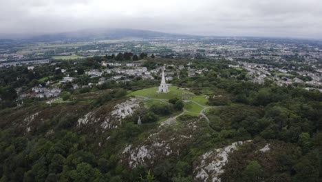 Luftaufnahme-Des-Obelisken-In-Killiney-An-Einem-Bewölkten-Tag