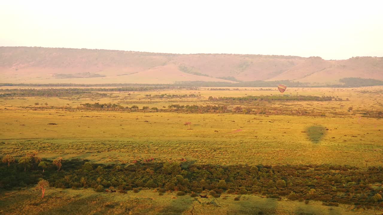 Afrikanischer Safari-Abenteuertourismus im Maasai Mara Nationalreservat bei einer Heißluftballonfahrt, Kenia, afrikanische Landschaft in der Masai Mara North Conservancy.