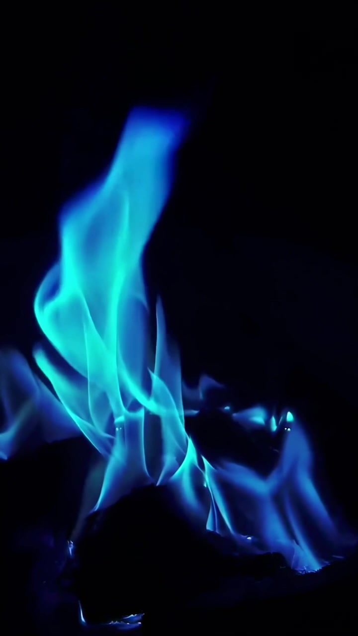 Fiamme blu vibranti che bruciano su uno sfondo scuro