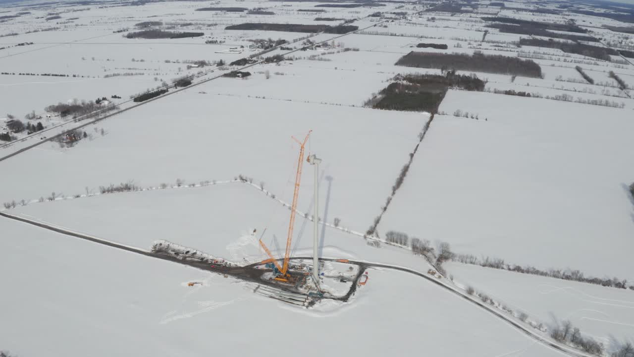 vista aérea de la construcción de molinos de viento en invierno con paisaje nevado