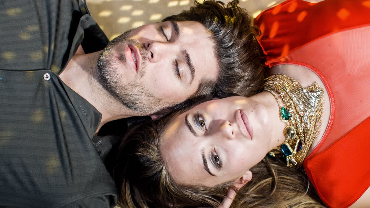 hombre mujer piso 4k 31