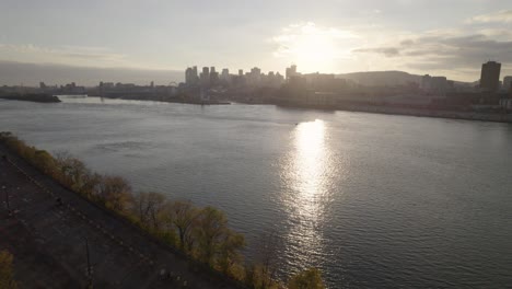 Montreal-city-in-the-distance-at-sunset