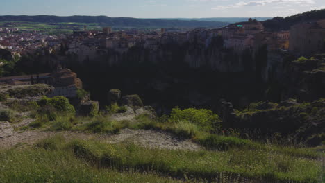 Vista-Lejana-De-Las-Casas-Colgadas-A-Lo-Largo-De-La-Frontera-Oriental-De-Cuenca,-España