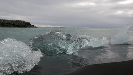 Glasartige-Eisberge-Am-Ufer-Einer-Gletscherlagune