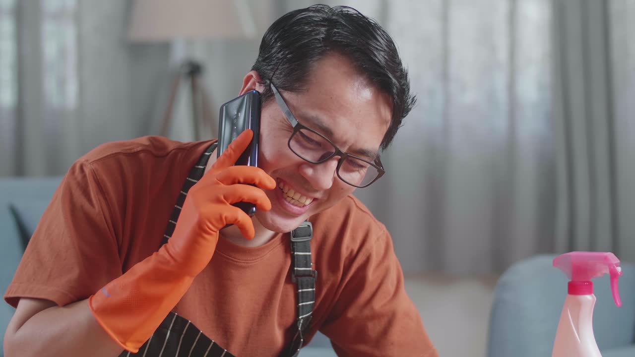 전화 통화로 집을 청소하는 남자