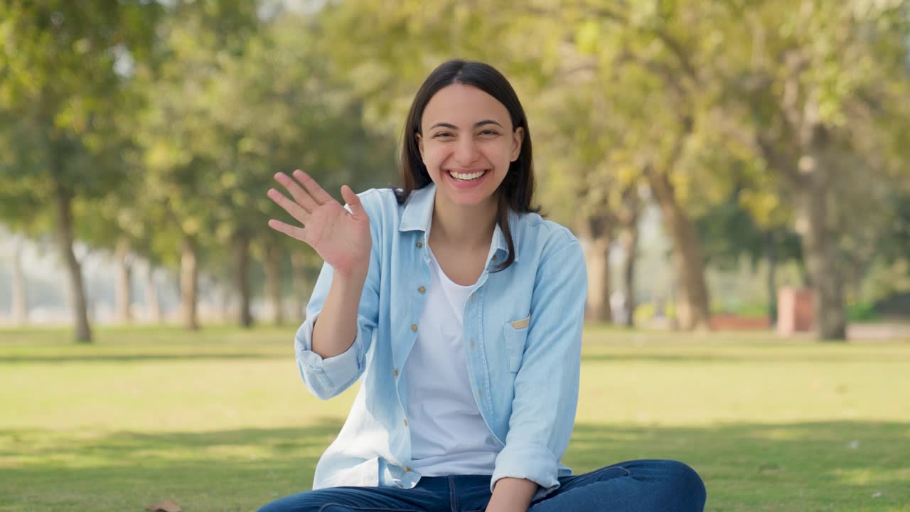 chica india diciendo hola