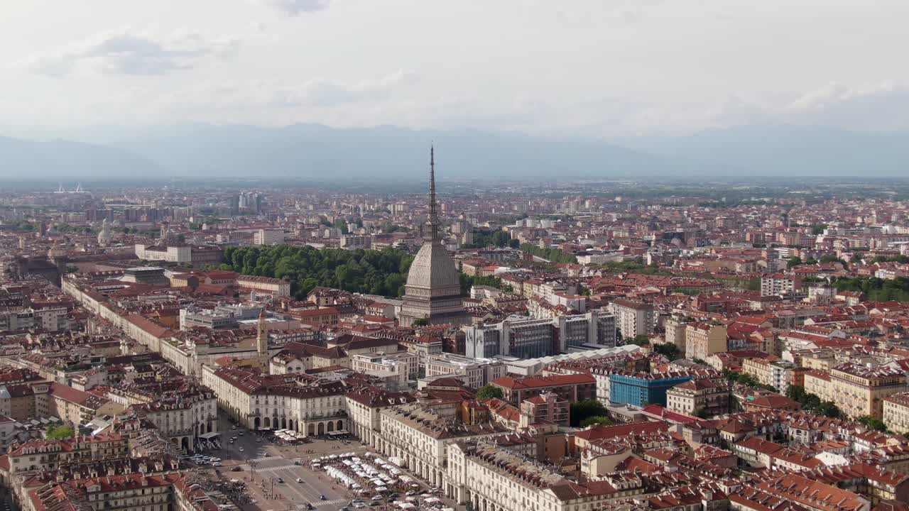 Edifício da Mole Antonelliana e paisagem urbana de Turim, tomada aérea com efeito vertigem.