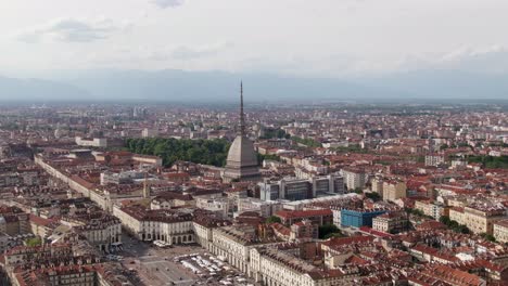 edificio de mole antonelliana y paisaje urbano de turín, tiro de efecto de vértigo aéreo