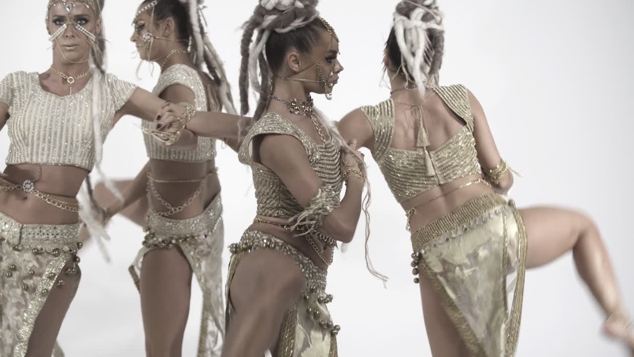 Moderne glamourøse orientalske danse over hvid baggrund