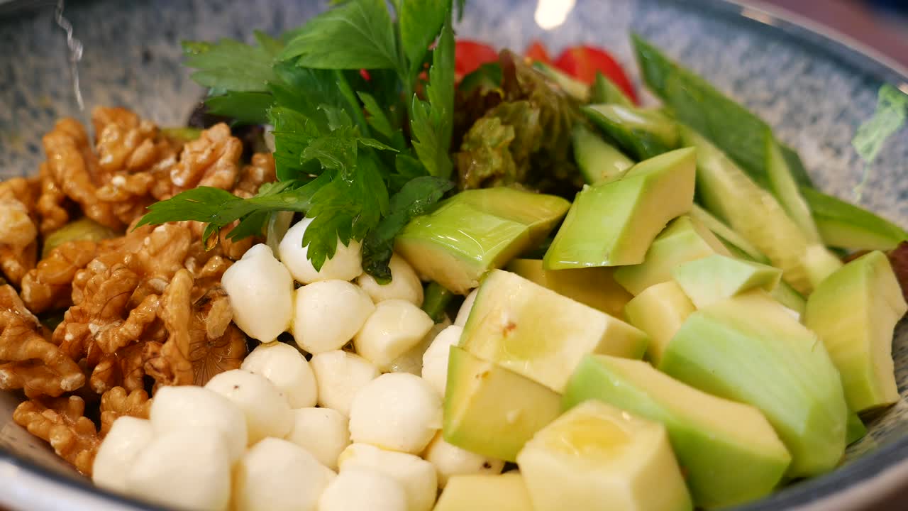 ensalada fresca con aguacate, nueces y mozzarella
