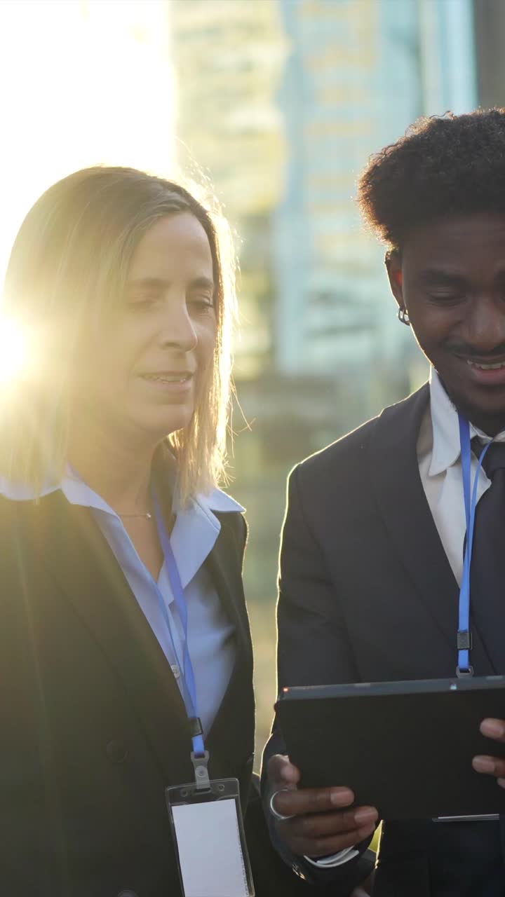 Collaborazione su tablet tra persone in ambito aziendale