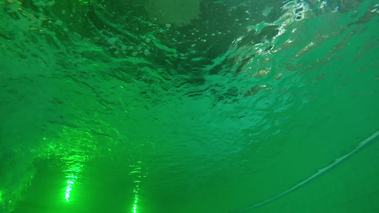 거품이 수영장 수면으로 올라오고 있다