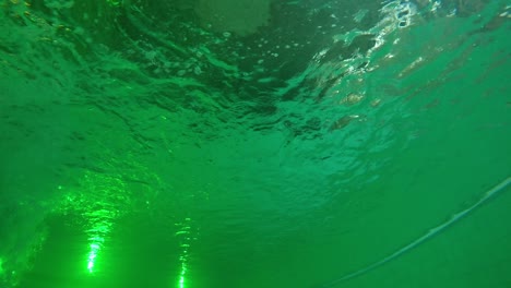 las burbujas están subiendo a la superficie del agua de la piscina