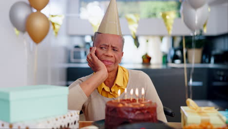 triste, fiesta de cumpleaños y mujer mayor con pastel