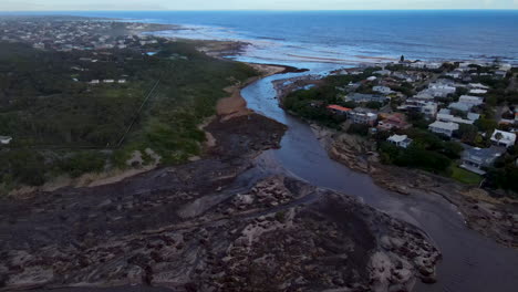 vista de avión no tripulado sobre el río onrus y la laguna después de una terrible inundación depositando escombros