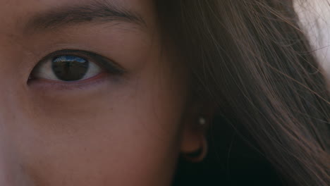 Nahaufnahme-Des-Schönen-Auges-Einer-Asiatischen-Frau,-Die-Blinzelt-Und-Ein-Gesundes-Sehkraftkonzept-Sieht