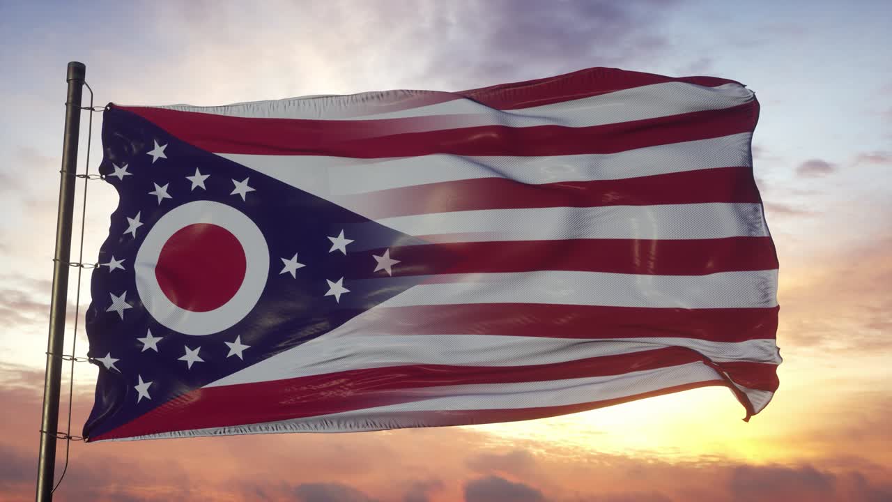 오하이오와 미국 발은 발 기둥에 있습니다. 미국과 오하이오의 혼합 발이 바람에 흔들리고 있습니다.