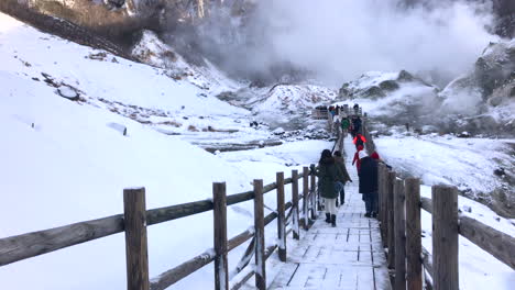 hokkaido-japan, circa: jigokudani, conocido en inglés como "valle del infierno" es la fuente de aguas termales para muchos balnearios onsen locales en noboribetsu, hokkaido