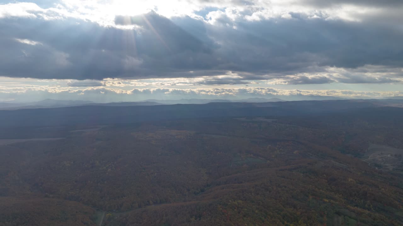 hermosos rayos de luz que pasan a través de nubes blancas hinchadas al amanecer