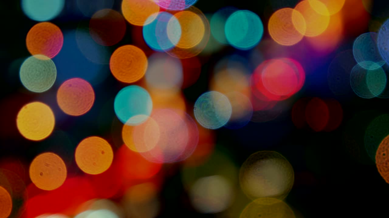 luces borrosas de las calles por la noche.