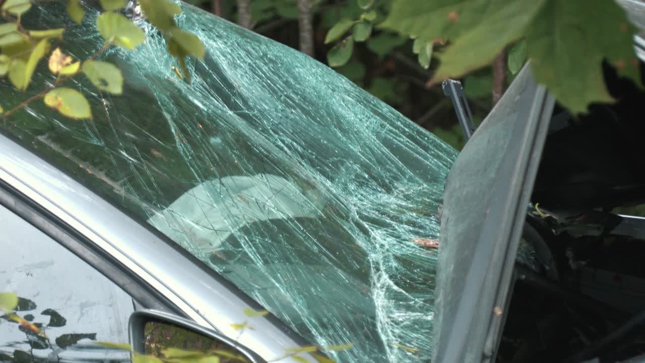 coche dañado por accidente de tráfico en la carretera
