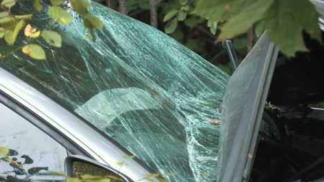 Coche-Dañado-Por-Accidente-De-Tráfico-En-La-Carretera