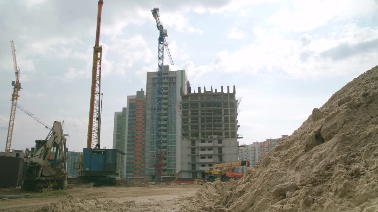 sitio de construcción con grúas y edificio en desarrollo