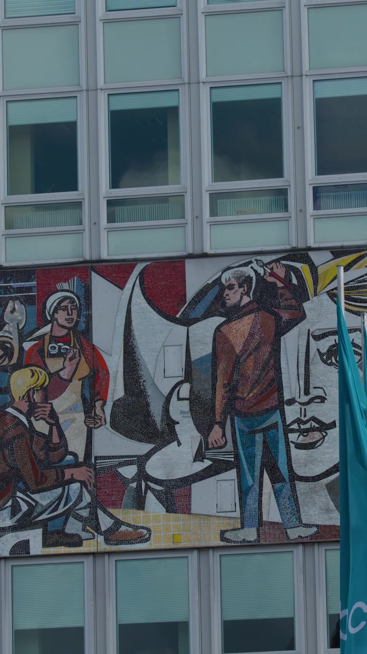 Murale urbano su edificio moderno, panoramica della telecamera verso l'alto, di giorno, paesaggio urbano di Berlino, vivace street art