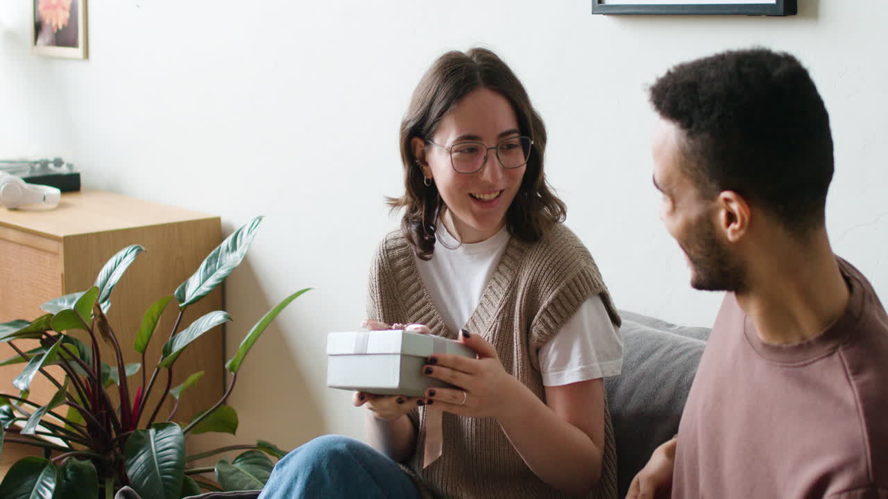 mujer joven en el sofá en casa