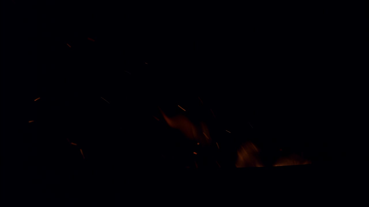 불타는 은 뜨거운 불꽃이 밤하늘에서 느린 속도로 올라옵니다.